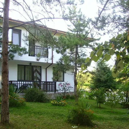 Hébergement de vacances Вили Боров Рай Tsarévo